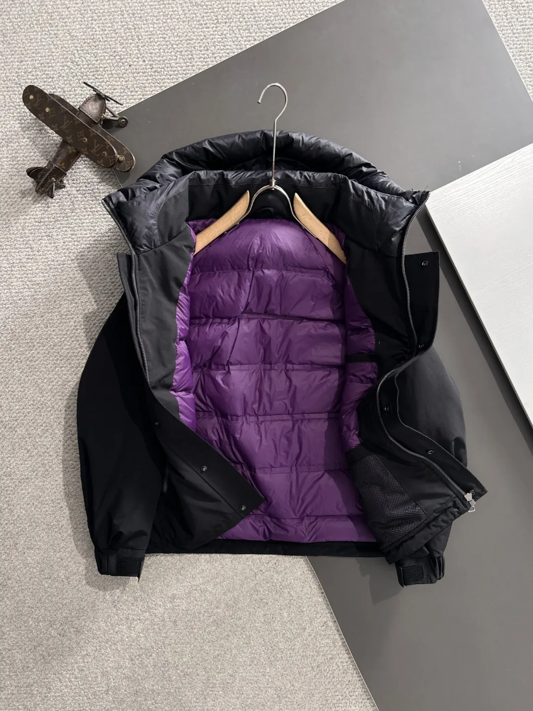 Two-day delivery time P960 Big Goose 🔥🔥 High-end customization 2025 winter official website's latest popular down jacket. Original custom-made hardware accessories for customers, all imported and original customization. Welcome to compare at the counter. Absolutely high quality. Use top-grade 90 white goose down. Super soft. Filled with fluffy and full feathers. Super heavy work. Fabric workmanship is excellent. The version is super perfect. Note⚠The fabric is super comfortable. Exclusive model. High-end quality. A must-have warm and protective artifact in winter. Size: M-3XL